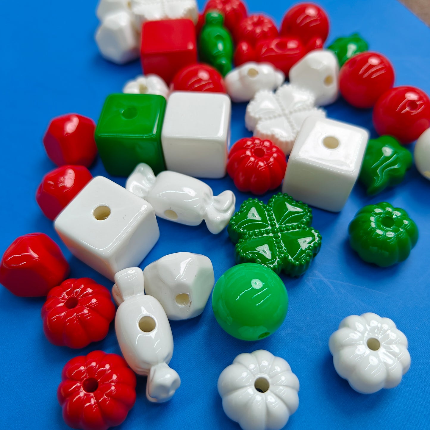 DIY Christmas Series Christmas Gift Mix Candy Four-leaf Clover Pumpkin Square Round Bead Mix Red Green and White Color Mix JC0020ZZ